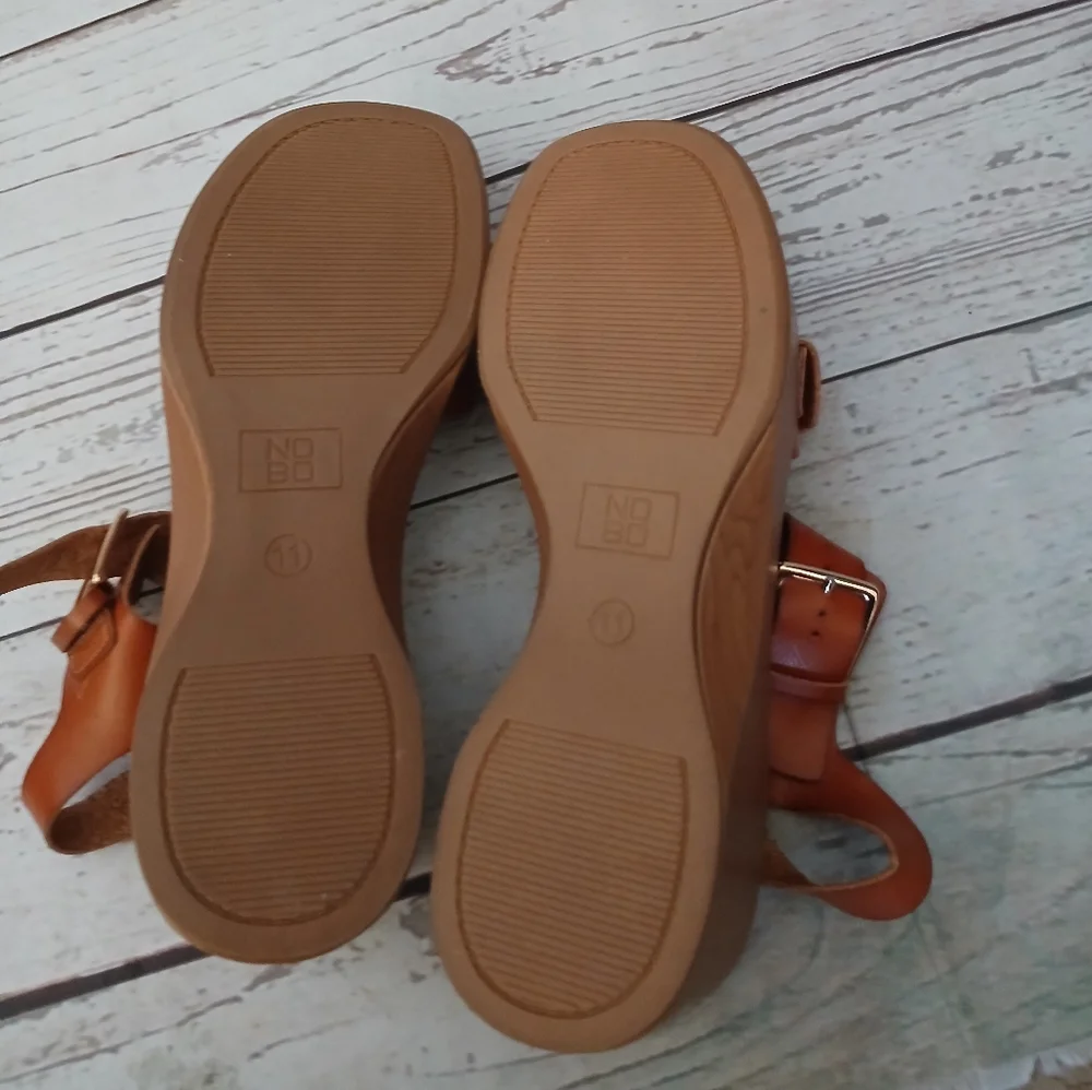 No Boundaries women's vinyl platform sandals with adjustable buckle size 11